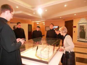 Студенты ВДУ посетили выставку «Обитель тихая над Вяткою-рекой. Спасо-Преображенский женский монастырь»