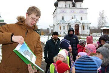 Студенты Вятского Духовного училища провели для гимназистов экскурсию по Трифонову монастырю