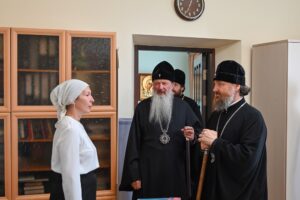 Управляющий делами Московской Патриархии митрополит Воскресенский Григорий посетил Епархиальное управление Вятской Епархии, библиотеку и классы Центра подготовки церковных специалистов