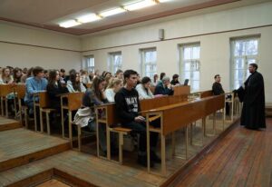 Встреча студентов факультета филологии и медиакоммуникаций ВятГУ со священником Алексеем Шишкиным.