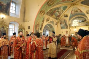 Божественная литургия архиерейским чином совершилась в Екатерининском кафедральном соборе города Слободского