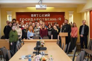 21 мая в рамках программы развития ВятГУ «Приоритет-2030» завершил работу в этом учебном году в клубном формате цикл просветительских лекций «Православные святые на службе Отечеству», организованный совместно с Вятской епархии РПЦ